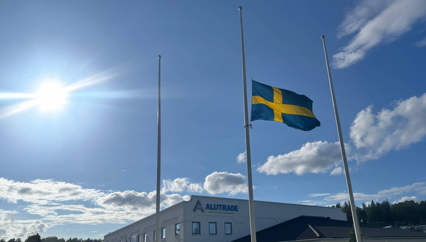 Flagga p&aring; halv st&aring;ng framf&ouml;r Alutrades lokaler.