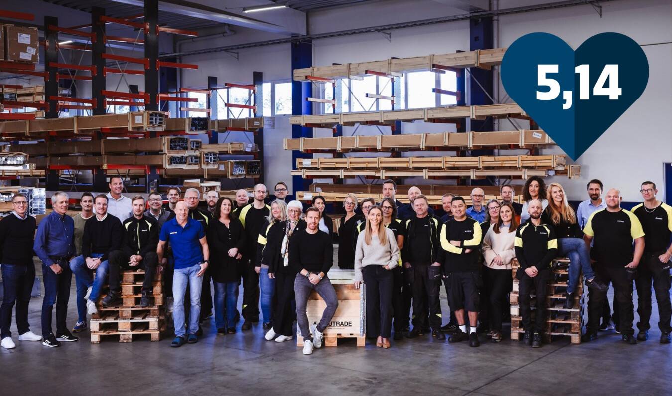 Alutrades personal med ett hj&auml;rta som visar att personalen gett betyget 5,14 av 6 m&ouml;jliga i &aring;rets medarbetarunders&ouml;kning.